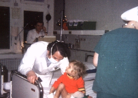 Dr. Schüler mit einer kleinen Patientin